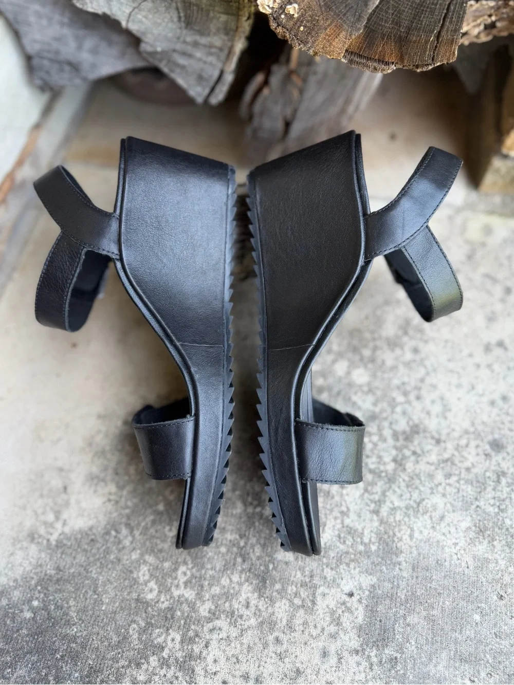 Aetrex Andrea Wedge Sandals in Black Leather Sz-EU 39. (US 8.5.)    Loc W
